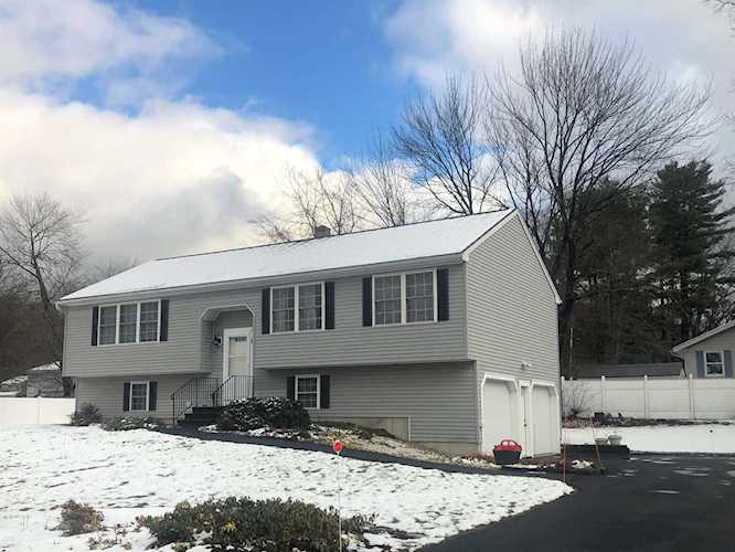 19 Coaker Ave Hooksett, NH 03106