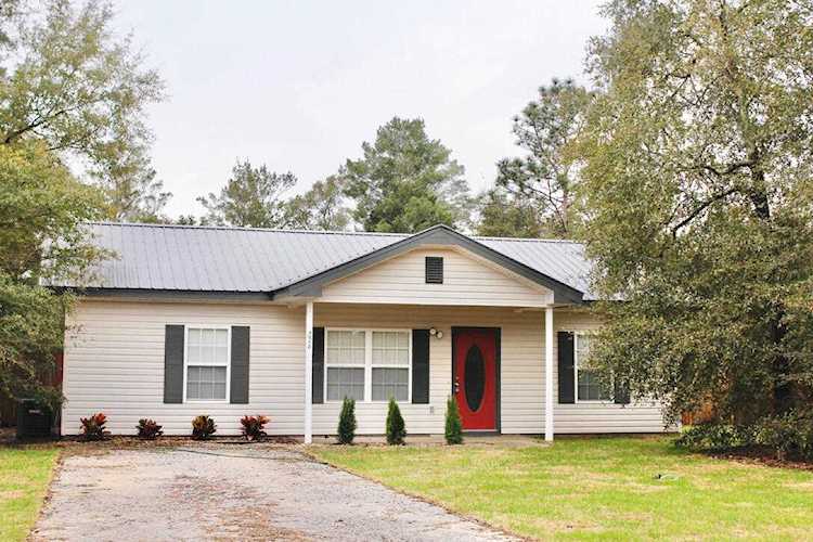 226 Cypress Avenue Defuniak Springs FL 32433 915735 Oakwood Hills Unit I home for sale $225,000Home is in ''Like New'' condition. Must see to believe! In 2023 seller installed new LED recessed... Photo 1