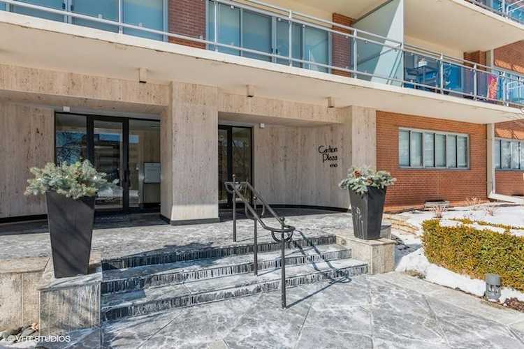 4740 Roanoke Parkway #702 Kansas City, MO 64112