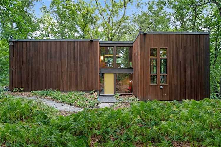 3074 NE Sycamore Trl Iowa City, IA 52240