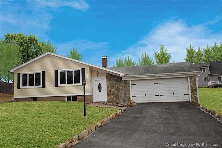4 Sherwood Ln in Smithfield, RI - Century 21 New England Photo 1