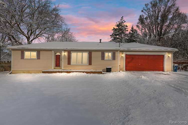 5199 White Lake Rd White Lake Twp, MI 48383 | MLS 20230002062 Photo 1