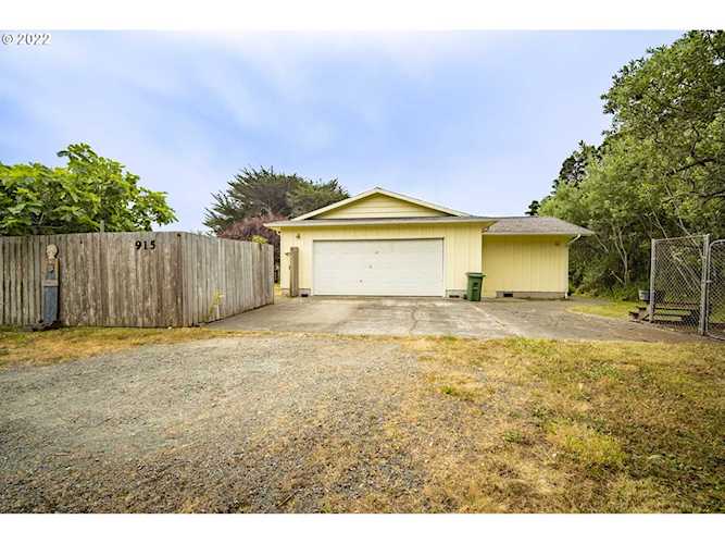915 12th ST Bandon, OR 97411 | MLS 23546433 Photo 1