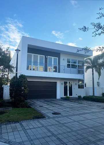 9880 NW 74th Ter Doral, FL 33178