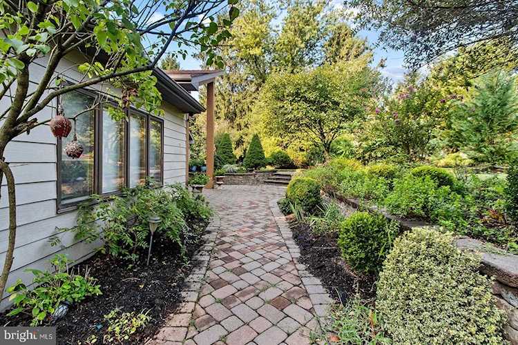 20 Robin Lake Dr Cherry Hill, NJ 08003