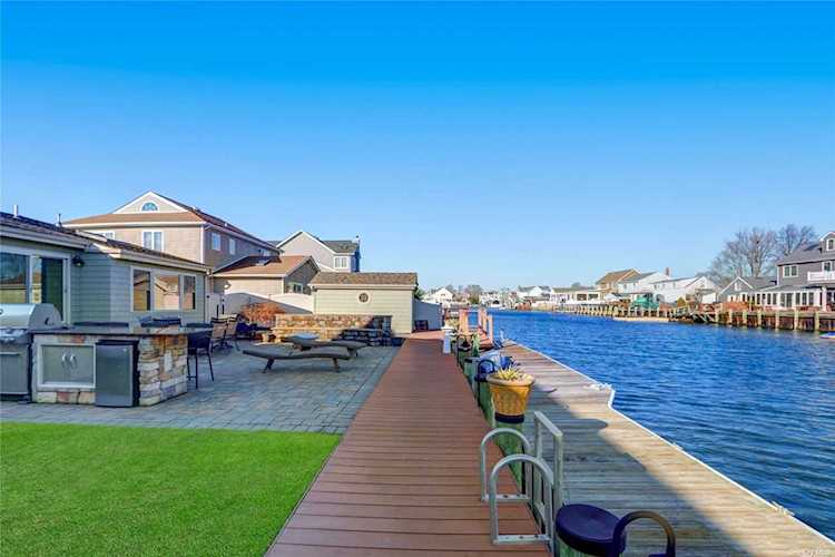 27 Jefferson Place Massapequa, NY 11758