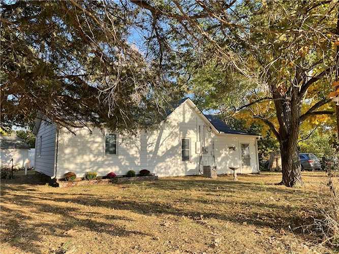 17215 S Cemetery Rd Pleasant Hill, MO 64080
