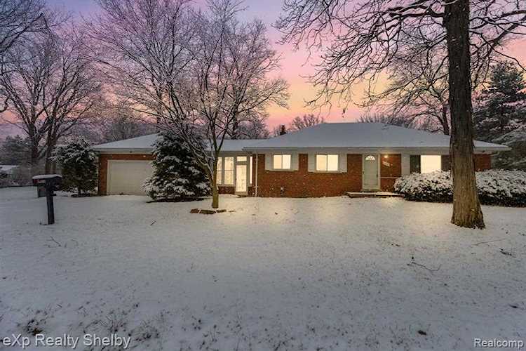 21624 Woodbury Clinton Township, MI 48035