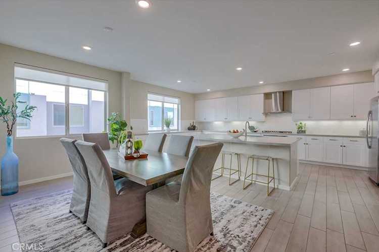 136 Tribeca Irvine, CA 92612
