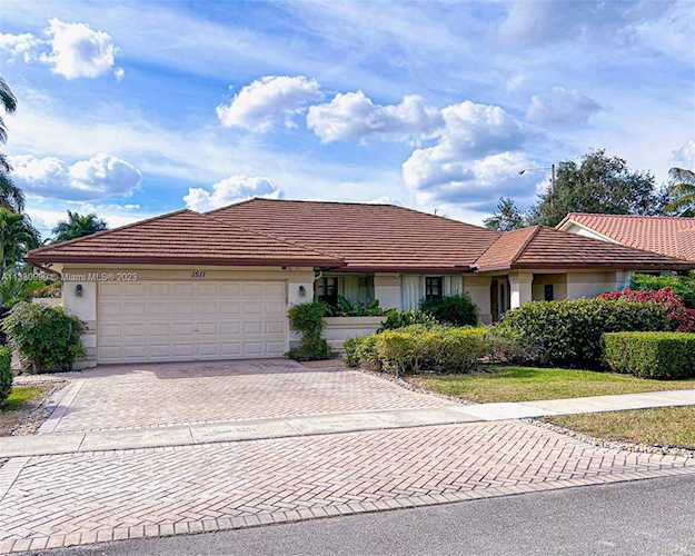 1511 W Oak Knoll Cir Davie, FL 33324