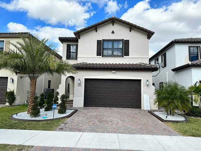 3217 W 97th St Hialeah, FL 33018