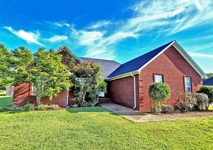 Haltom Real Estate, local REALTORS® Specialize in Selling Homes in Jackson, TN & Surrounding Areas : Madison County, Henderson County, Carroll County, Gibson County, Chester County, Hardeman County, Crockett County Photo 1