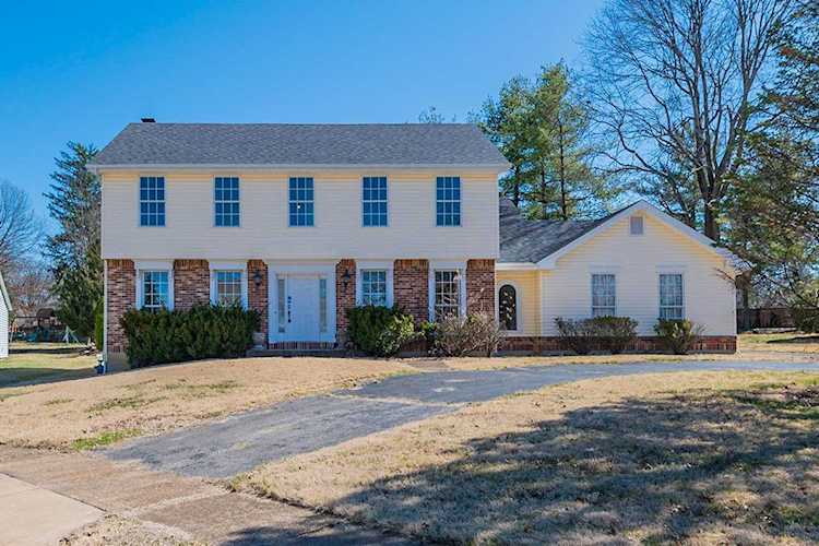 2112 Bow Tree Chesterfield, MO 63005