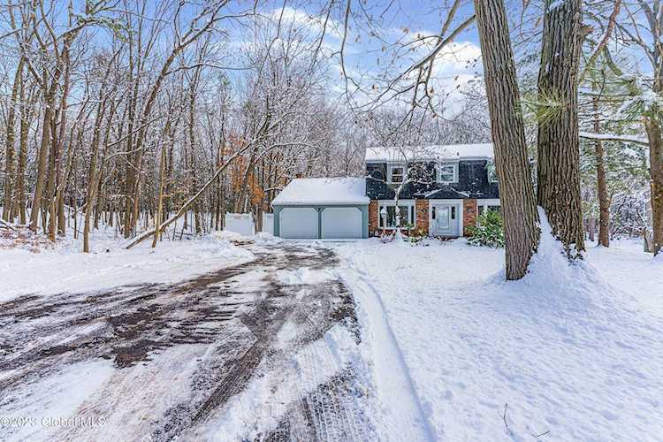 21 Schuyler Rd Loudonville, NY 12211