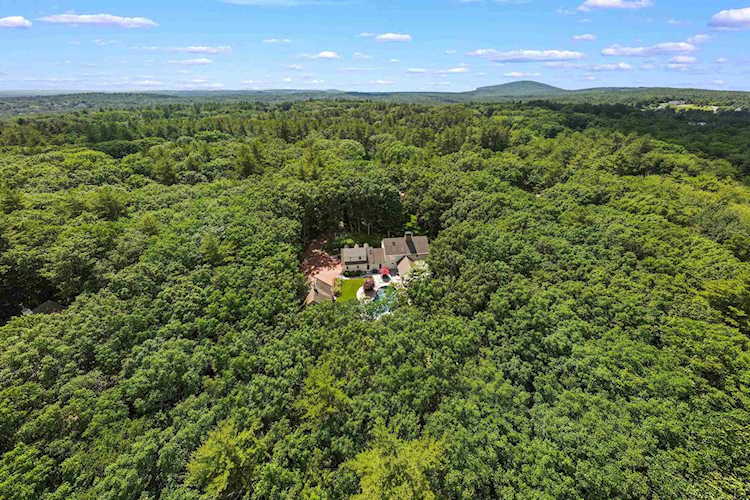 10 Laurel Dr Bedford, NH 03110