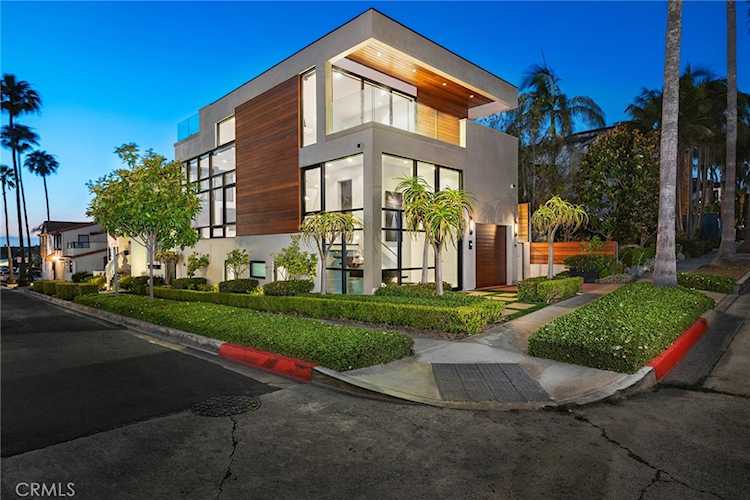 211 Goldenrod Ave Corona Del Mar, CA 92625