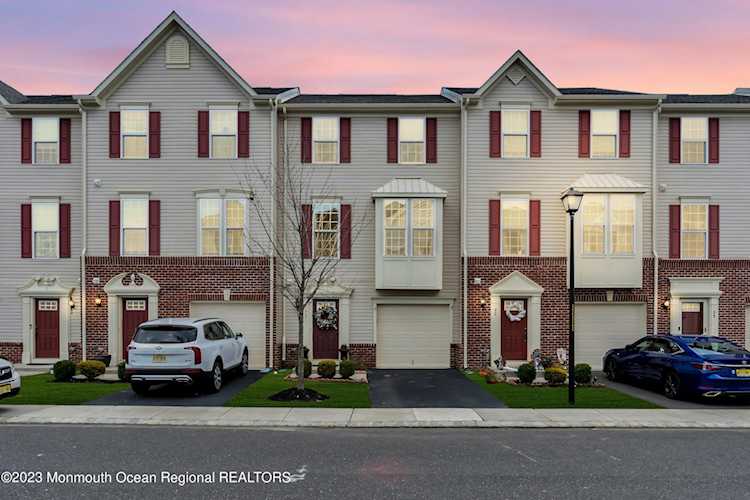 92 Kyle Dr Tinton Falls, NJ 07712