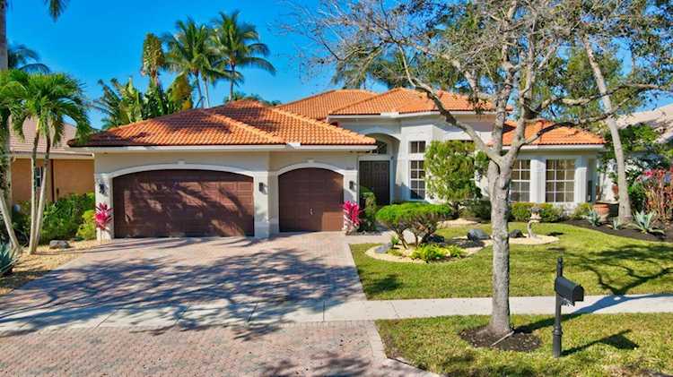 19467 E Saturnia Lakes Drive Boca Raton, FL 33498