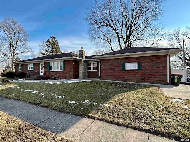 925 E 32nd St Davenport, IA 52803