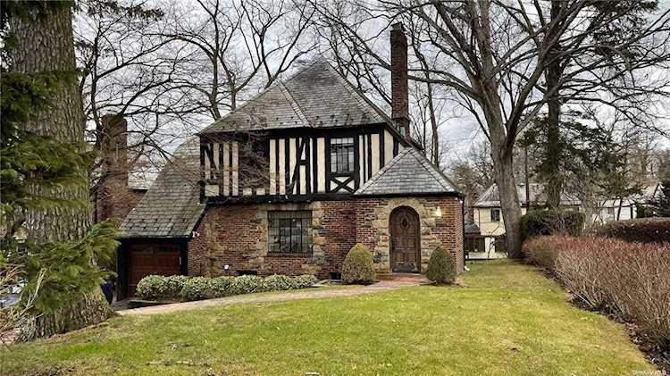 35 Rolling Hill Road Manhasset, NY 11030