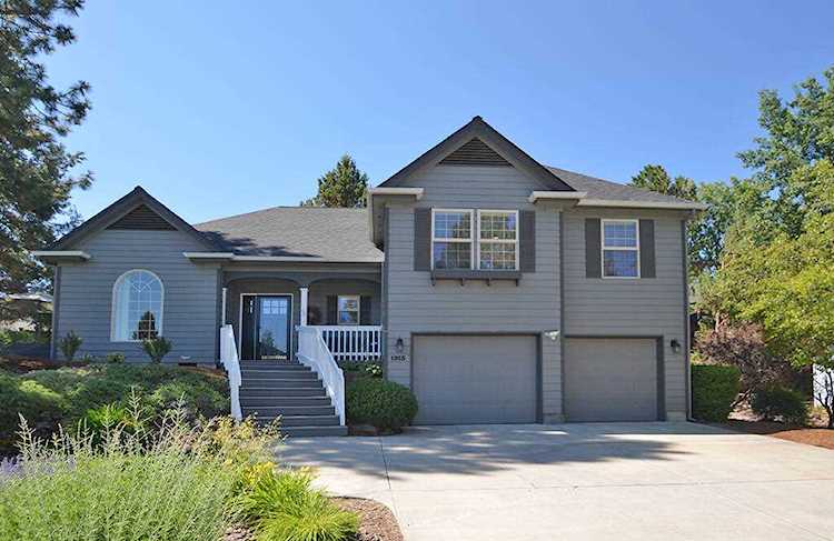1913 SE Autumnwood Ct Bend, OR 97702