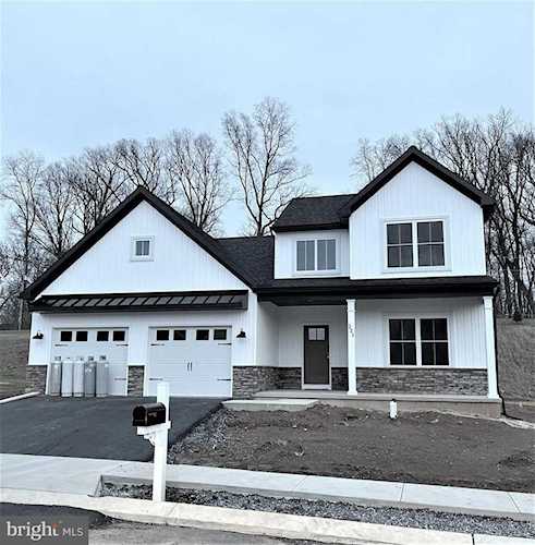 221 Pebble Dr Elizabethtown, PA 17022