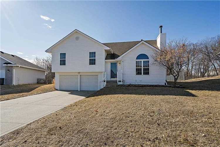 19300 Diamond Ln Smithville, MO 64089