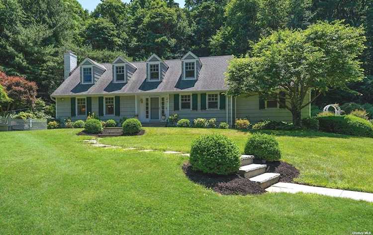 8 Horse Hollow Road Locust Valley, NY 11560