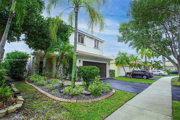 4392 Beechwood Cir Weston, FL 33331
