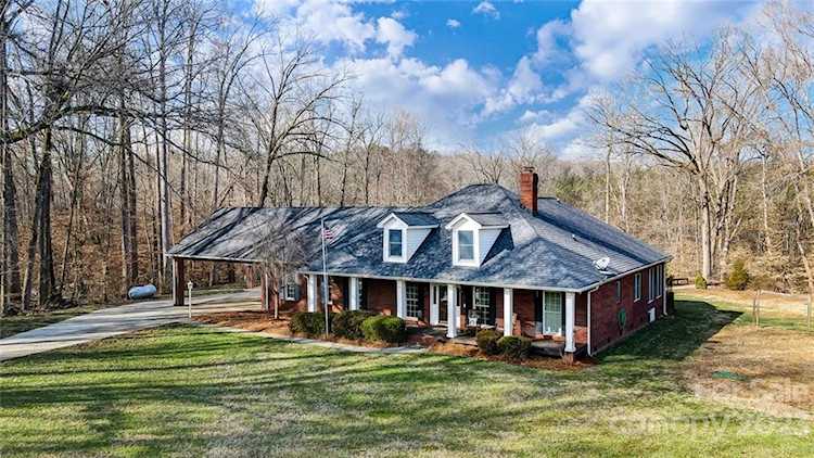 1219 Forest Bluff Dr Midland, NC 28107