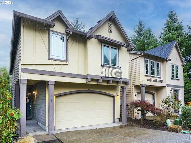 171 NE Stonebriar LN Hillsboro, OR 97124