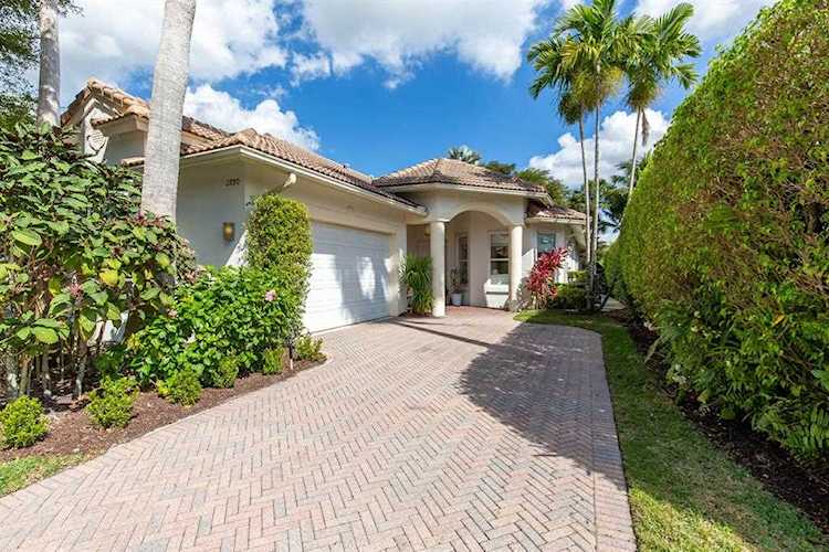 2890 Twin Oaks Way Wellington, FL 33414