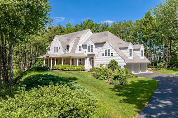 16 Poets Ln Kennebunkport, ME 04046