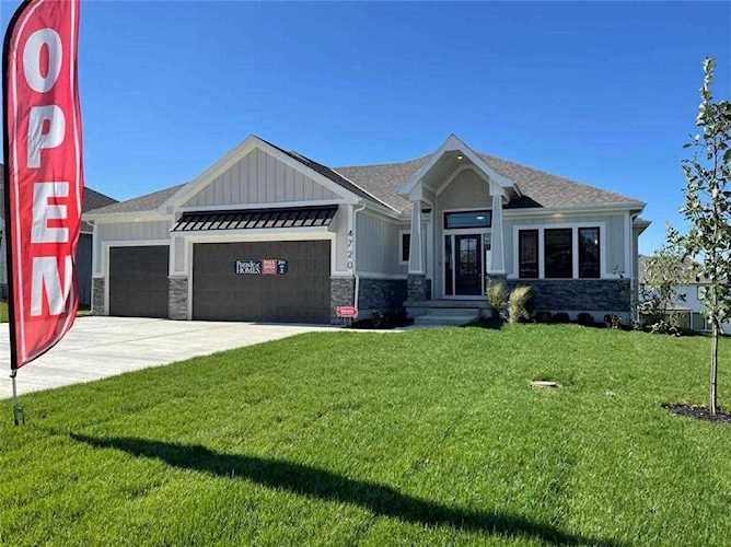 4720 NE Freehold Dr Lee's Summit, MO 64064