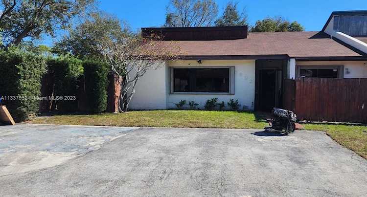 Welcome to this beautiful townhome located in the subdivision Palm Aire Village of Fort Lauderdale....Palm-Aire Village 3rd SecFort Lauderdale Photo 1