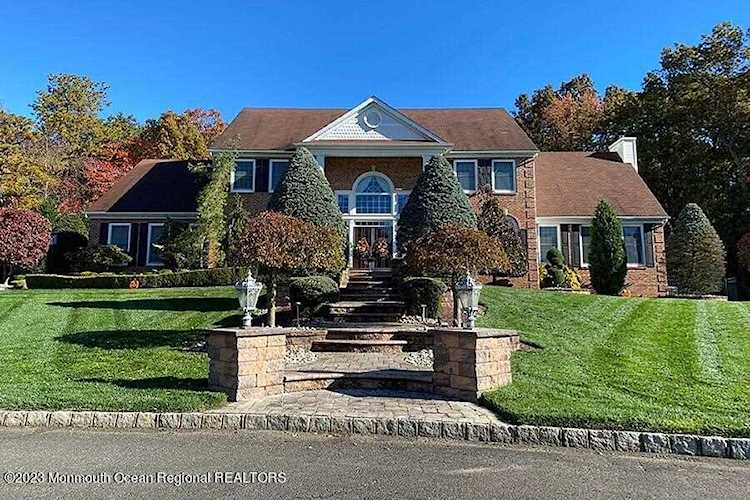 28 Alexis Dr Farmingdale, NJ 07727