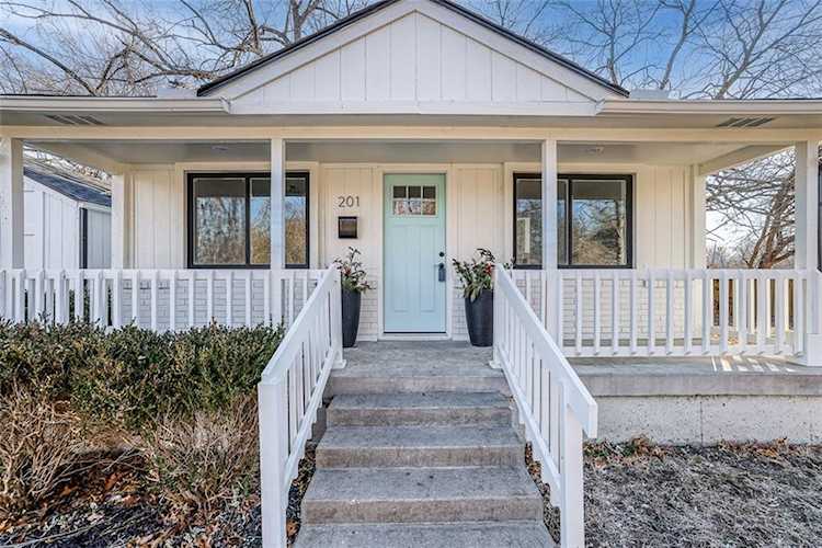 201 Summit Ave Lee's Summit, MO 64063 | MLS 2419419 Photo 1