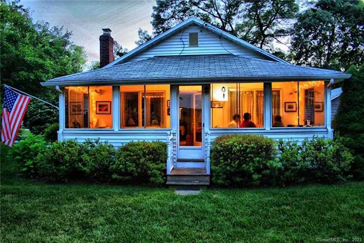 28 Saunders Drive East Lyme, CT 06357