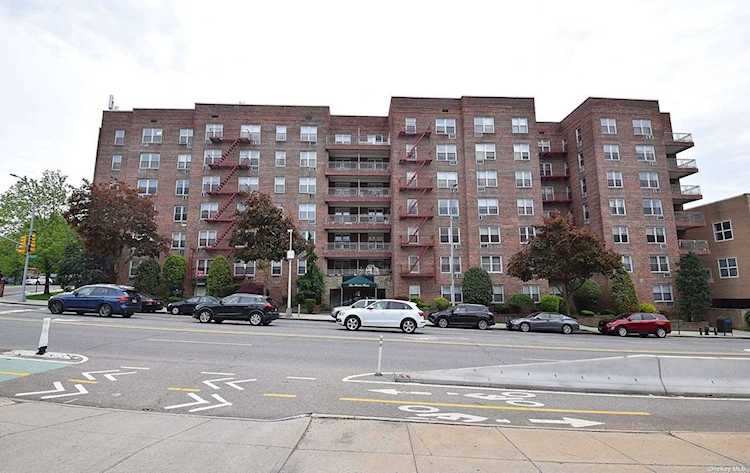 241-20 Northern Boulevard #4E Douglaston, NY 11362