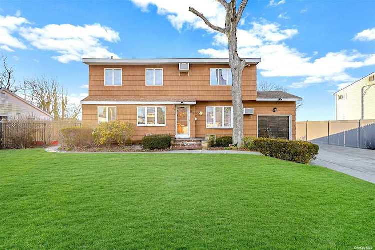 82 4th Street Brentwood, NY 11717