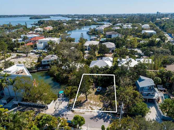 226 Garden Ln Sarasota, FL 34242