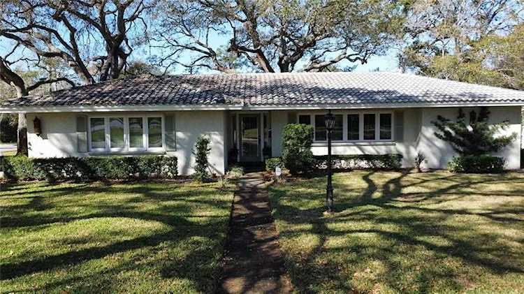 2 Eastwood Ln Belleair, FL 33756