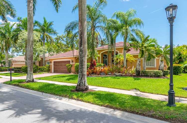2562 Eagle Run Ln Weston, FL 33327