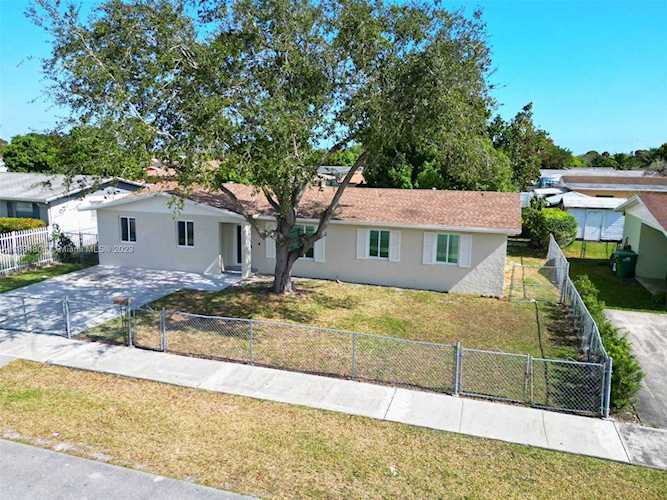 19807 SW 118th Pl Miami, FL 33177