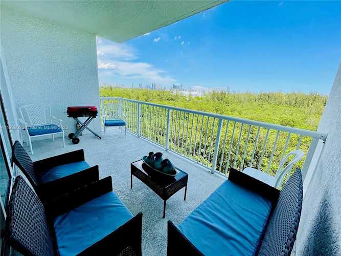 15051 Royal Oaks Ln #605 North Miami, FL 33181