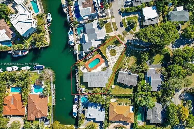 1800 Hibiscus Dr North Miami, FL 33181