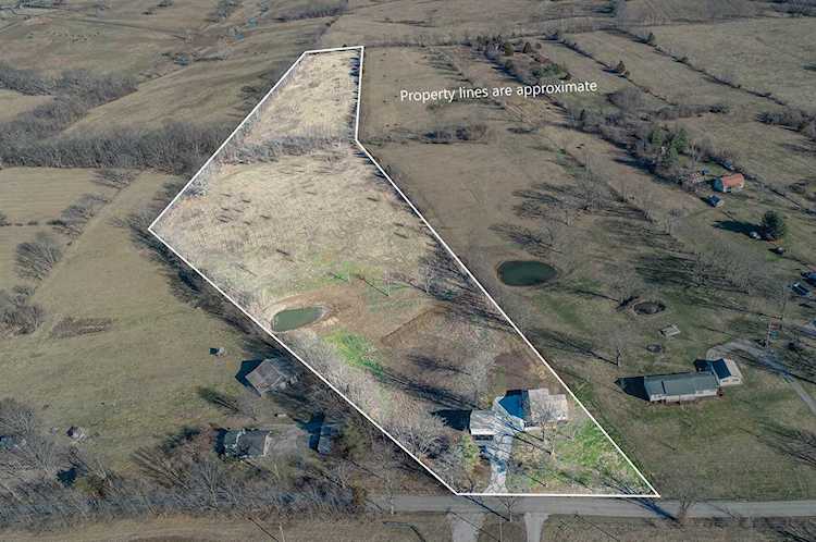 1656 Peacock Rd Paris, KY 40361