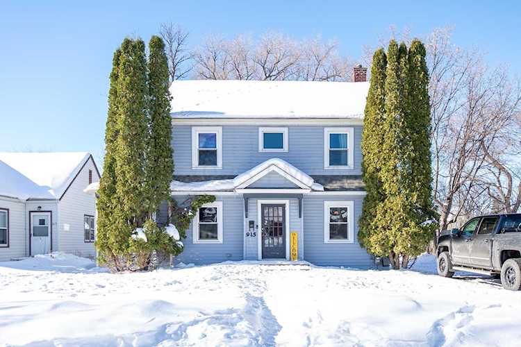 915 4th St S Moorhead, MN 56560