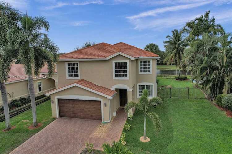 10749 Bitternut Hickory Ln Boynton Beach, FL 33437