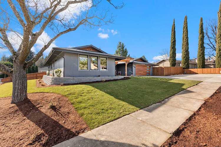 2784 Honor Dr Medford, OR 97504